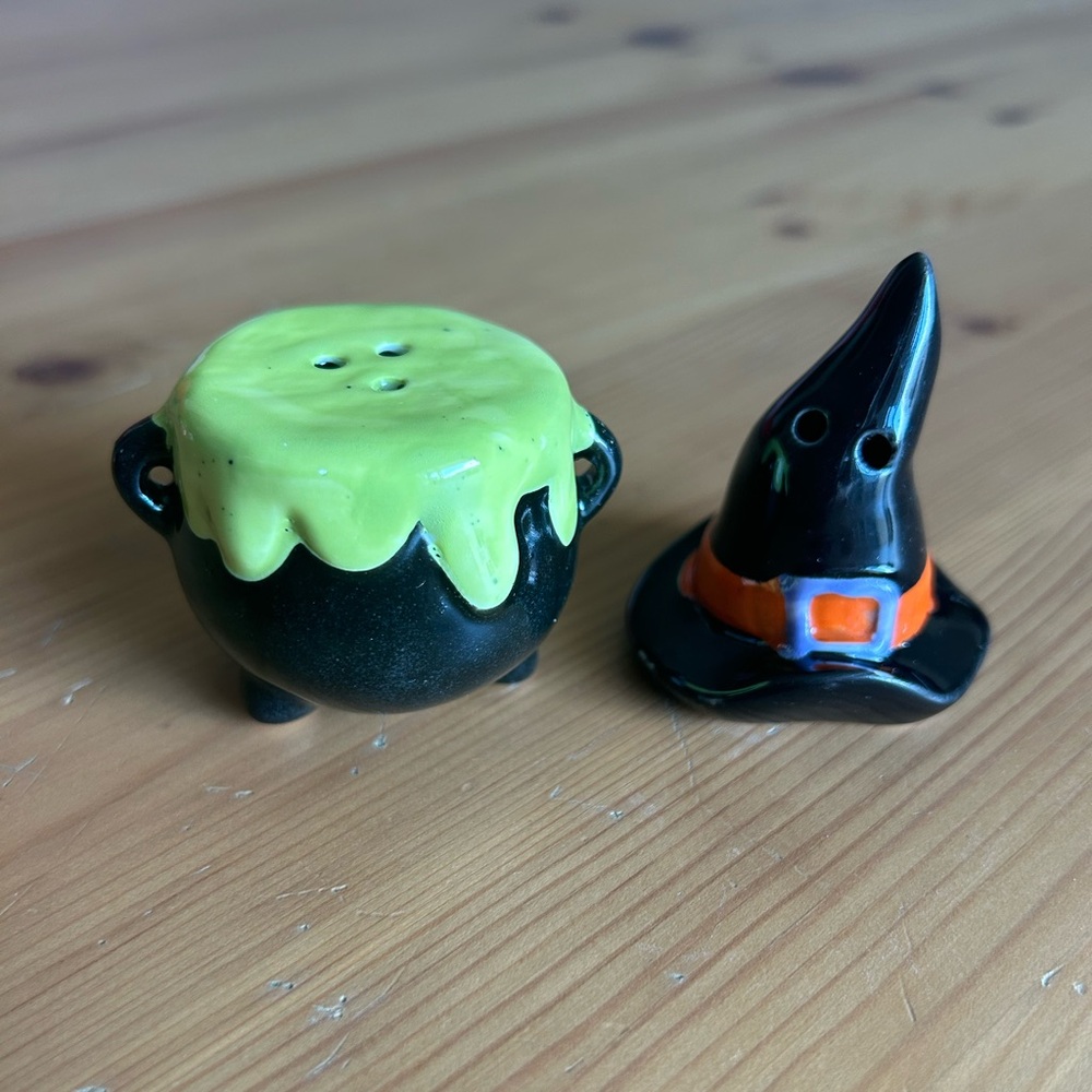 Witches hat and cauldron salt and pepper shakers